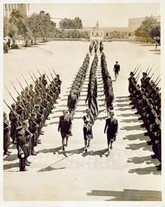 Leden van het Vrouwenlegerkorps bij een militaire parade, 1943